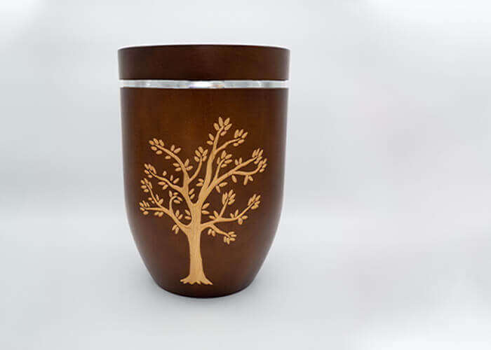 Handgefertigte Urne aus Erlenholz mit geschnitzem Lebensbaum Motiv