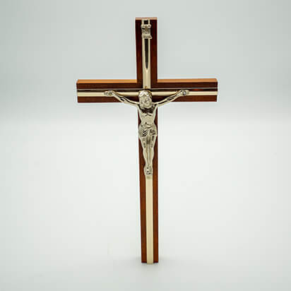 Wandkreuz mit aus Buchnholz mit eine goldenen Jesus als Verzierung