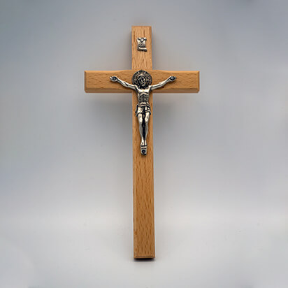 Wandkreuz aus Buchenholz mit einem Jesus aus Metall