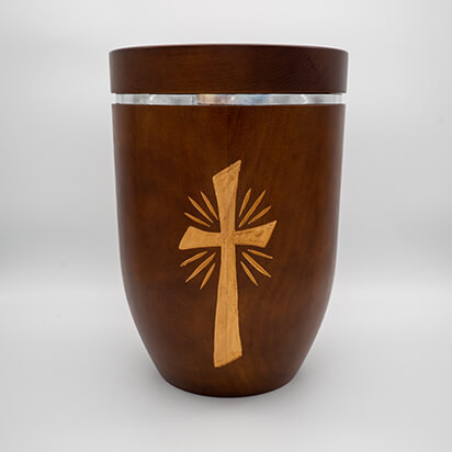 Urne aus Erlenholz braun gebeizt und Kreuz Motiv, handgeschnitzt