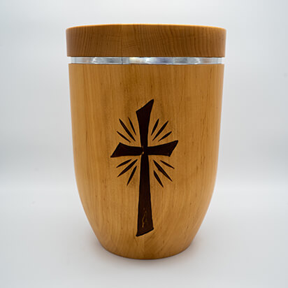 Handgedrechselt Urne mit Silberstreifen und geschnitzem Kreuz Motiv in Holzoptik